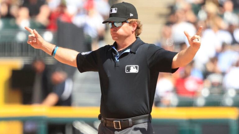 MLB umpire Mike Muchlinski makes fun of himself after Padres' failed ABS ball-strike challenge