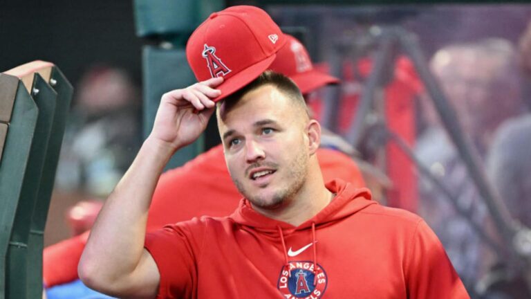 Mike Trout, Freddie Freeman surprise young fans with memorabilia to restart collection lost in L.A. wildfires