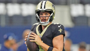 New Saints coach Kellen Moore noncommittal on Derek Carr's future status with team