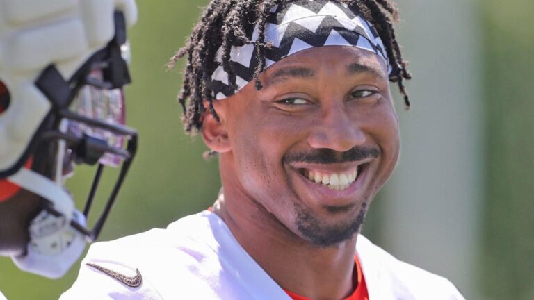 Browns, Myles Garrett agree to record four-year contract extension, deal averages $40 million per year