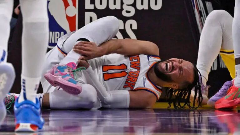 Jalen Brunson injury: Knicks star appears to turn ankle, leaves game in overtime of loss to Lakers