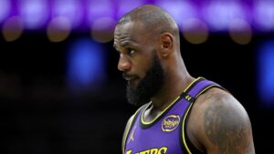 LeBron James injury update: Lakers star expected to miss at least 1-2 weeks with groin strain, per report